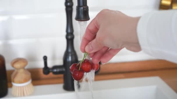 女人用水洗新鲜的樱桃浆果 高质量的4K镜头 — 图库视频影像