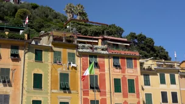 2023年 イタリア ジェノヴァ ポルトフィーノの歴史的な有名な観光リゾート イタリアの国旗と古い本物の家屋の背景 高品質のフルHd映像 — ストック動画