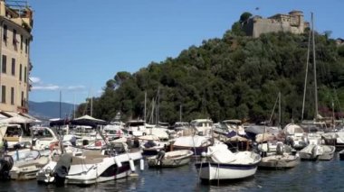 İtalya 'nın Portofino kentindeki sessiz balıkçı köyünün yakın çekimleri, yaz aylarında De Harbour' da küçük botlarla açık denize bakıyor. Yüksek kalite 4k görüntü