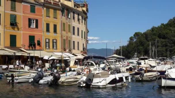 Blízký Záběr Klidné Rybářské Vesnice Portofino Itálie Čelí Otevřenému Moři — Stock video