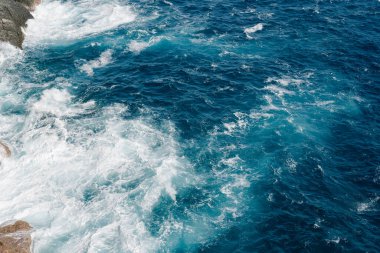 Denizde dalgalar. Portofino 'daki Ligurian Denizi' nden bak