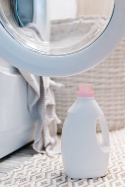 Çamaşır deterjanı ve çamaşır makinesinin yakınındaki kumaş yumuşatıcısı. Çamaşır makinesinde peshtemal havlu. Yüksek kalite fotoğraf