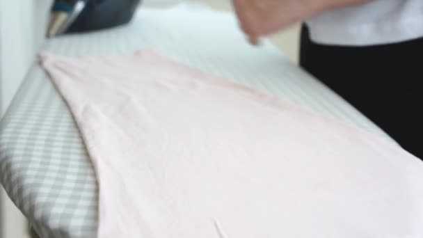 Mujer Planchando Pantalones Rosa Claro Tabla Planchar Tallo Caliente Hierro — Vídeos de Stock