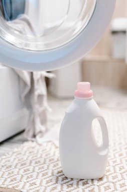 Çamaşır deterjanı ve çamaşır makinesinin yakınındaki kumaş yumuşatıcısı. Çamaşır makinesinde peshtemal havlu. Yüksek kalite fotoğraf