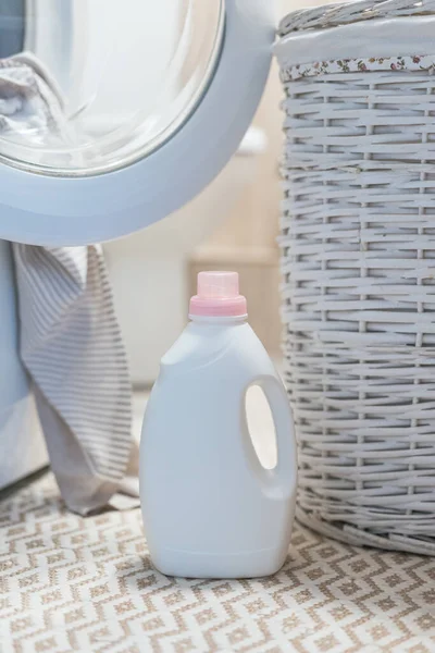 Çamaşır deterjanı ve çamaşır makinesinin yakınındaki kumaş yumuşatıcısı. Çamaşır makinesinde peshtemal havlu. Yüksek kalite fotoğraf