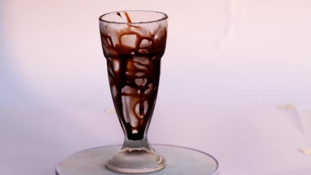 Vanilj Grädde Cookies Och Milkshake Bordsskiva Spinn Isolerad Vit Bakgrund — Stockvideo