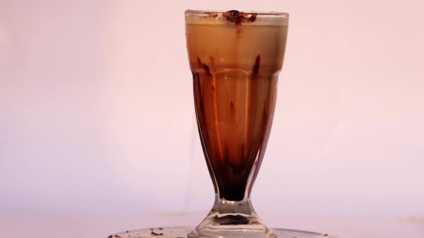 Γυαλί Γεμισμένο Φρέσκο Κρεμώδες Σοκολατένιο Τραπέζι Shake Top Spin Απομονωμένο — Αρχείο Βίντεο