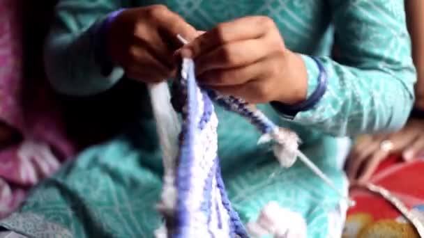 冬の季節に自宅でフィートマットを編む女性の手のクローズアップビデオ — ストック動画