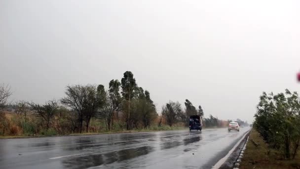 Κυκλοφορία Στον Αυτοκινητόδρομο Κατά Την Περίοδο Των Βροχών — Αρχείο Βίντεο