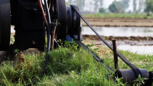 夏季のフィールドでの灌漑のためのフィールドでのディーゼルエンジン回転 — ストック動画