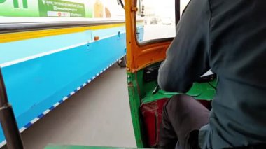 Güneşli bir günde Delhi Şehri Oto Rickshaw trafik saatinde arka yolcu pov panoraması.