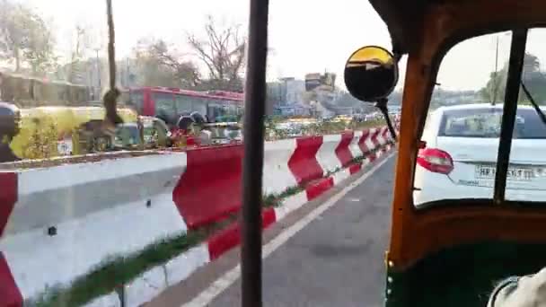 Día Soleado Delhi Ciudad Auto Rickshaw Carretera Viaje Trasero Pasajero — Vídeo de stock