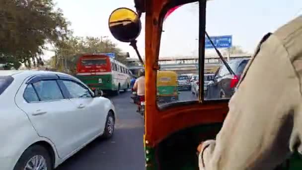 Dia Ensolarado Delhi Cidade Auto Rickshaw Estrada Viagem Backside Passageiro — Vídeo de Stock
