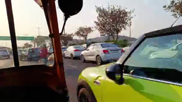 Solig Dag Delhi Stad Auto Rickshaw Road Trip Backside Passagerare — Stockvideo