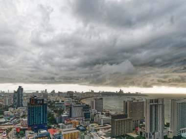 Fırtınalı Hava Altında Kara Bulutlu Pattaya Körfezi Manzarası