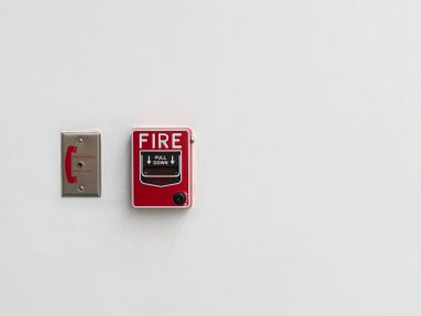 Kırmızı Çekme Yangın Alarmı Kutusu ve Beyaz Duvara Karşı Telefon Jack Bağlantısı