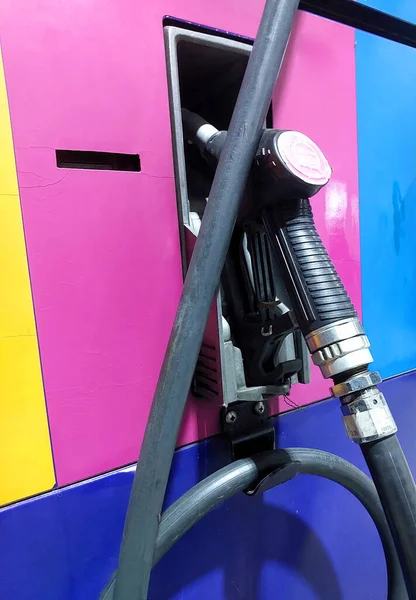 Distribuidor Gasolina Senta Suporte — Fotografia de Stock