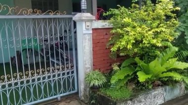Bir kadın kendi evine girmek için kapıyı açar..
