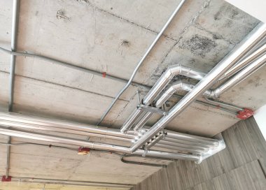 Tavanın altına, binanın içine elektrik kabloları döşenmiş..