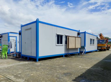 Konteynır genel işyeri olarak kullanılması için bölgeye yerleştirildi ve kullanıma hazır bekleyen vinçler var..