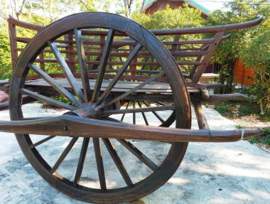 Tahtadan yapılmış Asya arabası tekerlekleri, Tahta bir kamyonun tekerlekleri Tayland 'dan herşeyi taşıyabilir