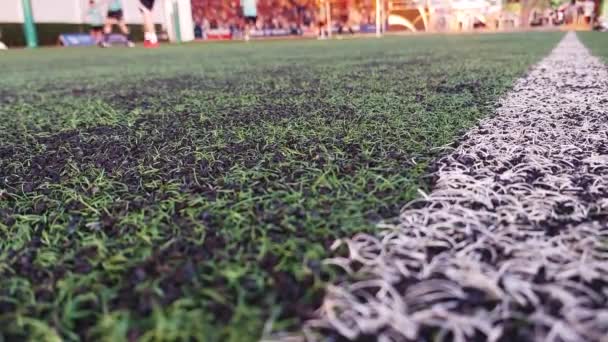 Futbol Sahasının Altından Uzaktan Bakıldığında Futbolcular Sahada Oynarken Görülebilir Futbol — Stok video