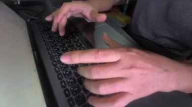 Not defterindeki klavyede bir adamın eli mesaj yazıyor.