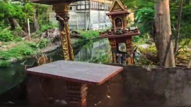 Şehrin varoşlarında küçük bir kanal. Bu kanal kanalın karşısındaki yolun altında. O yolun çimento kenarının çok yüksek olmadığını görebilirsiniz..