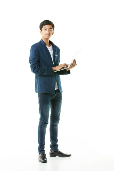 Fiatal Középiskolás Fiú Éves Ázsiai Fiatalember Alkalmi Ruhában Laptopot Tart — Stock Fotó