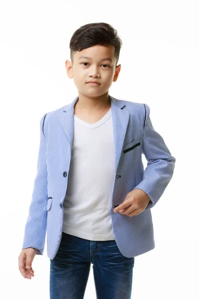 Портрет Молодого Азиатского Мальчика Повседневной Куртке Уверенно Смотрящего Камеру Белом — стоковое фото