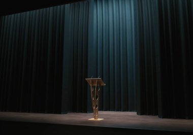 Karanlık perde arkasında küçük mikrofonları olan ahşap bir konuşma podyumu - 3D görüntüleme