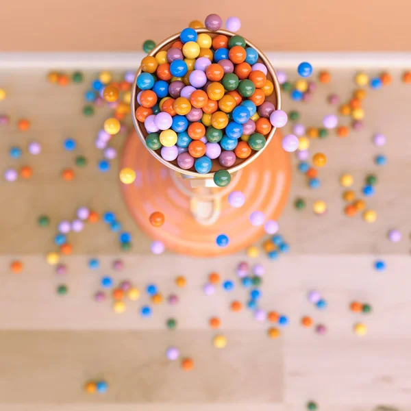 桃のヴィンテージのガムボールディスペンサーマシンは 桃の色の部屋のインテリア全体にマルチカラーのガンボールを吹き込みました 3Dレンダリング — ストック写真