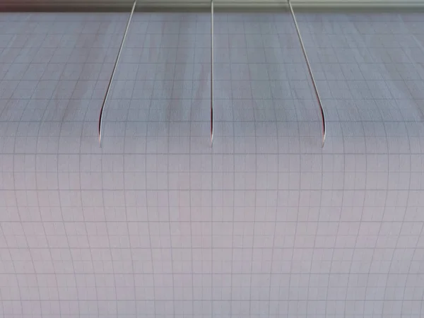 Närbild Seismografen Maskin Nålar Graf Papper Som Skildrar Seismisk Och — Stockfoto