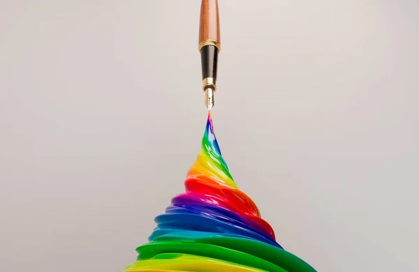 Conceito Mostrando Uma Caneta Tinteiro Lançando Uma Pluma Rodopiante Tinta — Fotografia de Stock