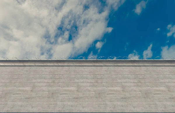 一个巨大的高混凝土安全边界墙顶部有铁丝网蓝天背景 3D渲染 — 图库照片