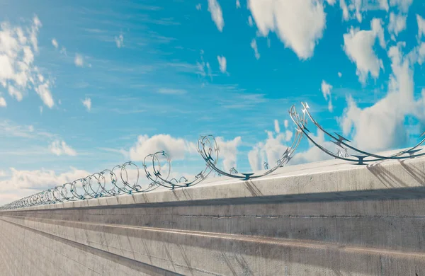 Massiv Hög Betong Säkerhet Gränsvägg Toppad Med Taggtråd Blå Himmel — Stockfoto