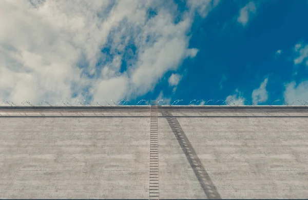 Высокая Бетонная Стена Увенчанная Колючей Проволокой Длинной Металлической Лестницей Прислоненной — стоковое фото