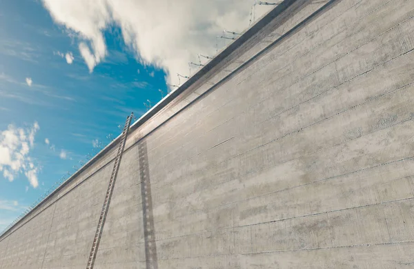 Wysoka Betonowa Ściana Zwieńczona Drutem Kolczastym Długą Drabiną Metalową Opartą — Zdjęcie stockowe
