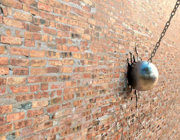 一种固定的金属沉球 连接在链子上 冲破平砖墙面的孔 三维渲染 — 图库照片