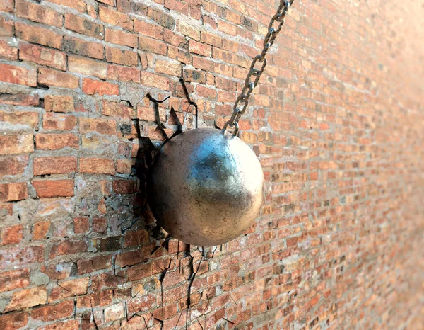平らなレンガの壁の表面に穴を開けるチェーンに取り付けられた通常の金属製の破壊ボール 3Dレンダリング — ストック写真