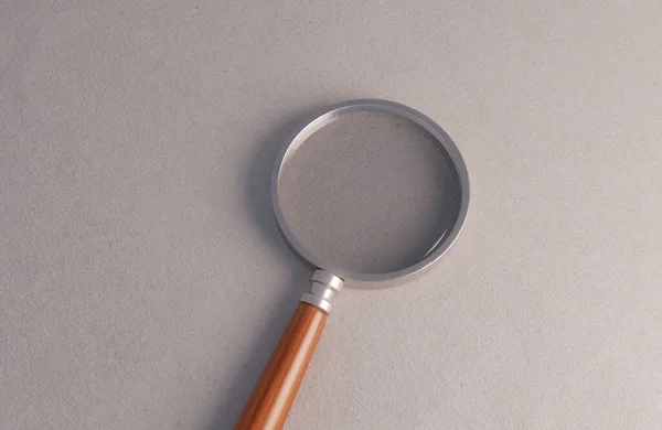 白い紙面に木製のハンドルを持つ通常の虫眼鏡 3Dレンダリング — ストック写真