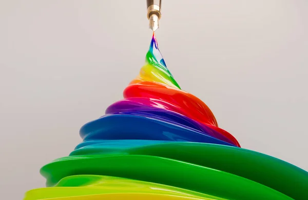 独立した光の背景に太い虹色のインクの渦巻くプルームを出す噴水ペンを示す概念 3Dレンダリング — ストック写真