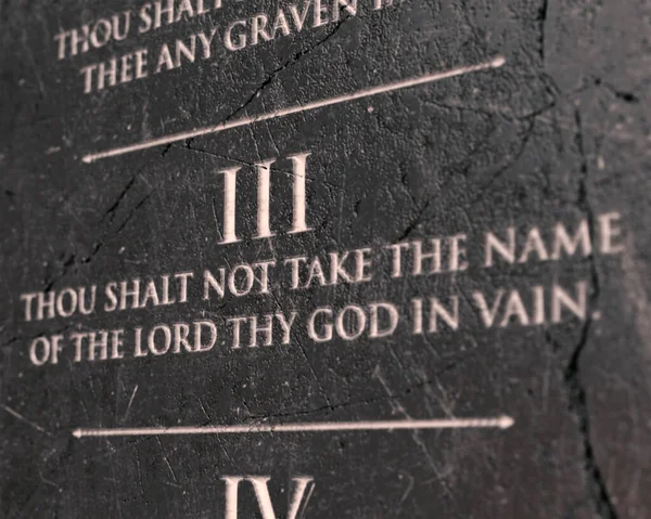 Вид Третьей Заповеди Выгравированной Треснутой Каменной Табличке Изолированном Фоне Рендеринг — стоковое фото
