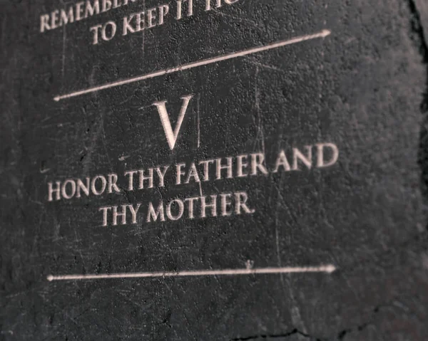 Вид Пятой Заповеди Выгравированной Треснутой Каменной Табличке Изолированном Фоне Рендеринг — стоковое фото