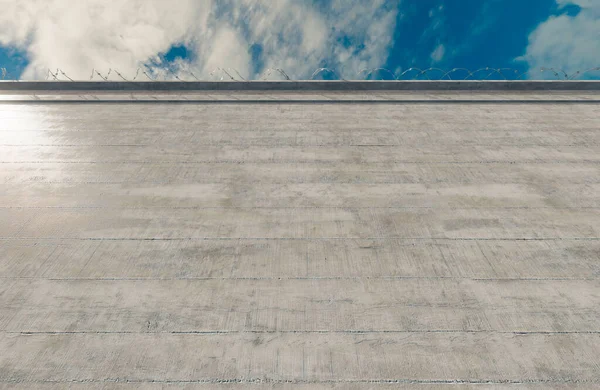 Ogromnie Wysoka Ściana Graniczna Betonu Zwieńczona Drutem Kolczastym Tle Niebieskiego — Zdjęcie stockowe