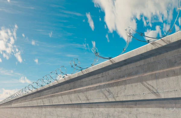 Огромная Бетонная Пограничная Стена Увенчанная Колючей Проволокой Голубом Фоне Неба — стоковое фото