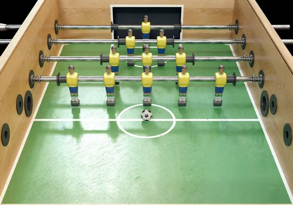 ブラジル代表に似たキットに身に着けている金属製のフィギュアを備えたヴィンテージのサッカーテーブルまたはテーブルサッカーテーブルの片側 3Dレンダリング — ストック写真