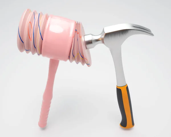 在一个孤立的背景下 一个塑料儿童发出尖叫声的锤击正对着一个真正的锤击的概念 3D渲染 — 图库照片