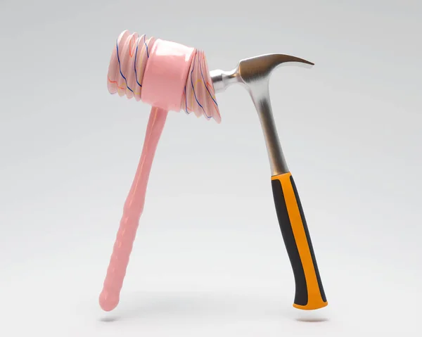 在一个孤立的背景下 一个塑料儿童发出尖叫声的锤击正对着一个真正的锤击的概念 3D渲染 — 图库照片