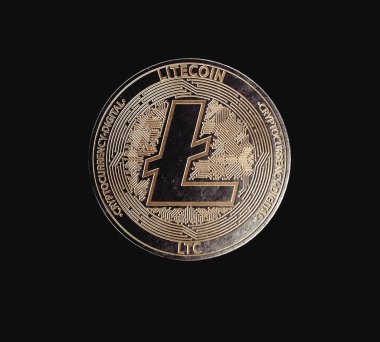 Stüdyonun arka planında bronz ve gümüş sikke şeklinde loş bir litekoin kripto.